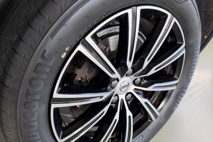 Grå Volvo XC60 fra 2019