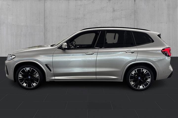 Orange BMW iX3 fra 2022