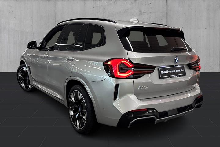 Orange BMW iX3 fra 2022