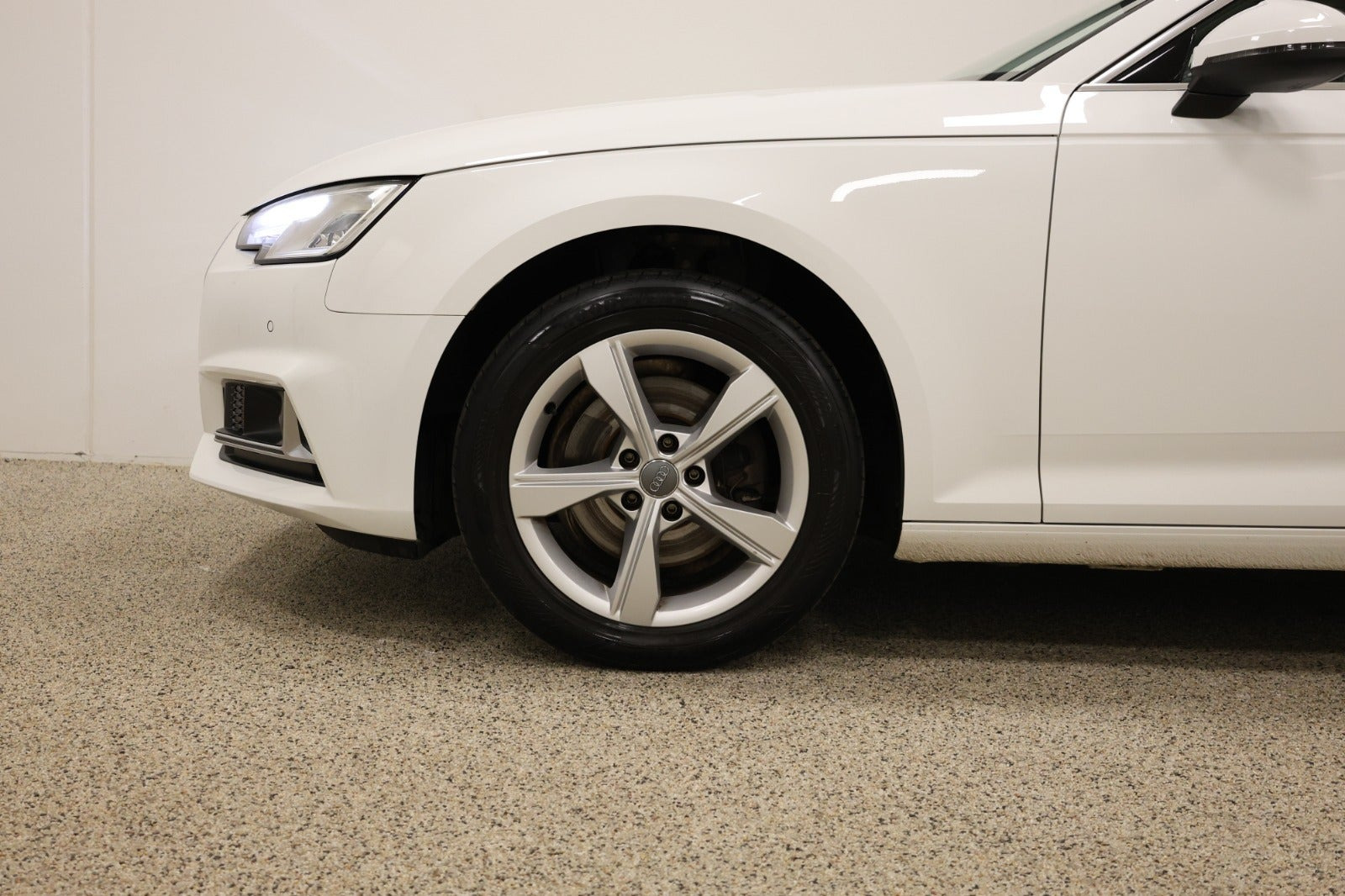 Hvid Audi A4 fra 2019