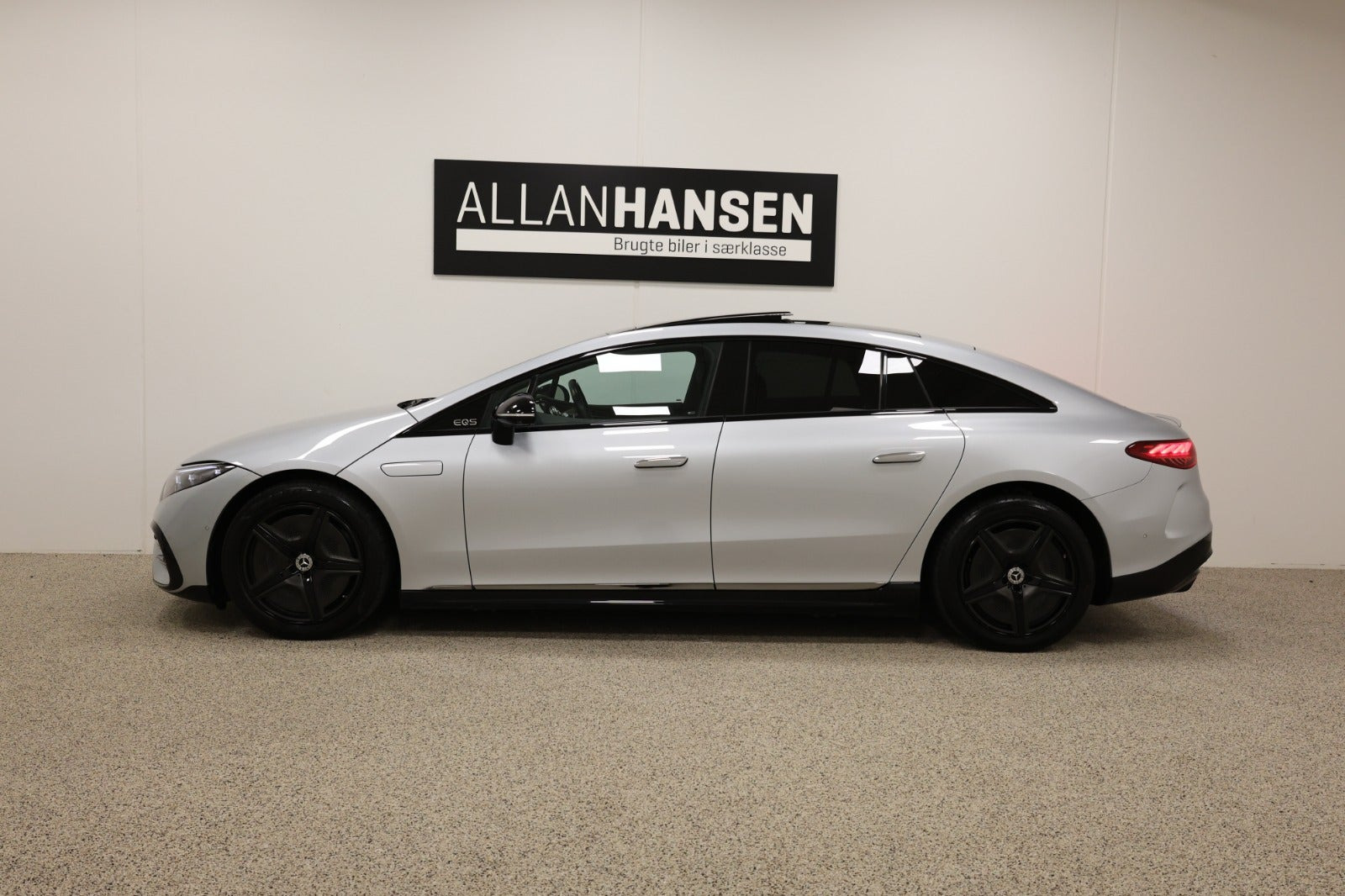Sølv Mercedes EQS450+ fra 2022