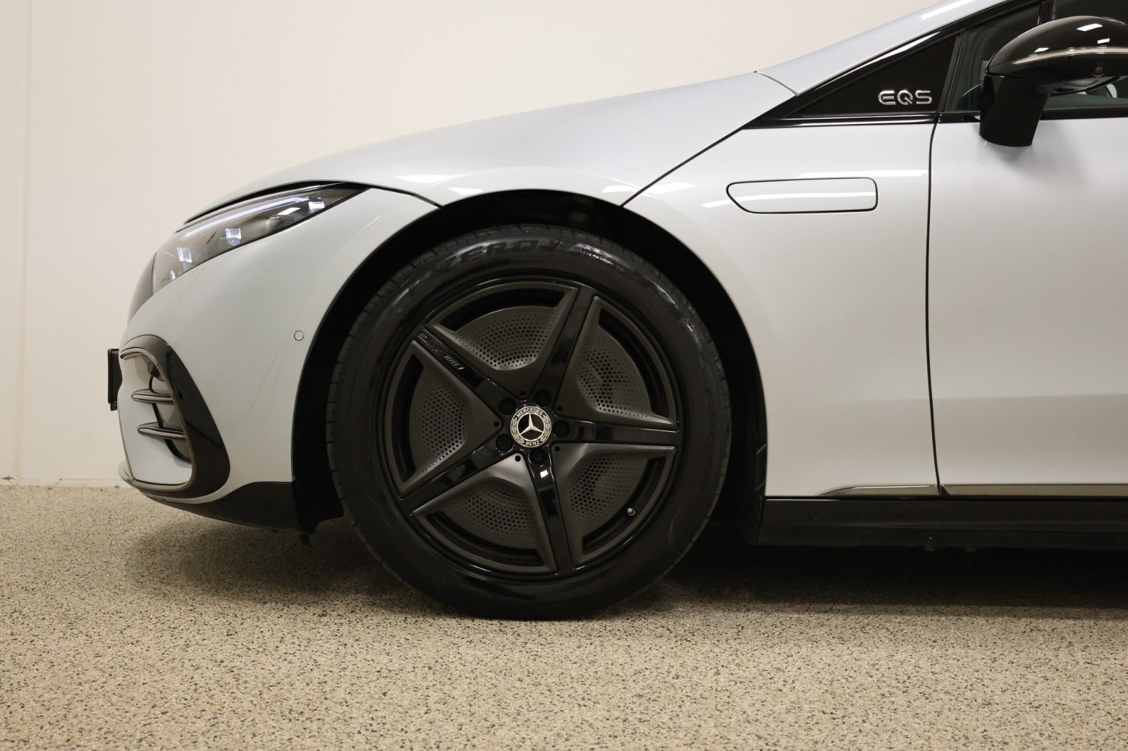 Sølv Mercedes EQS450+ fra 2022