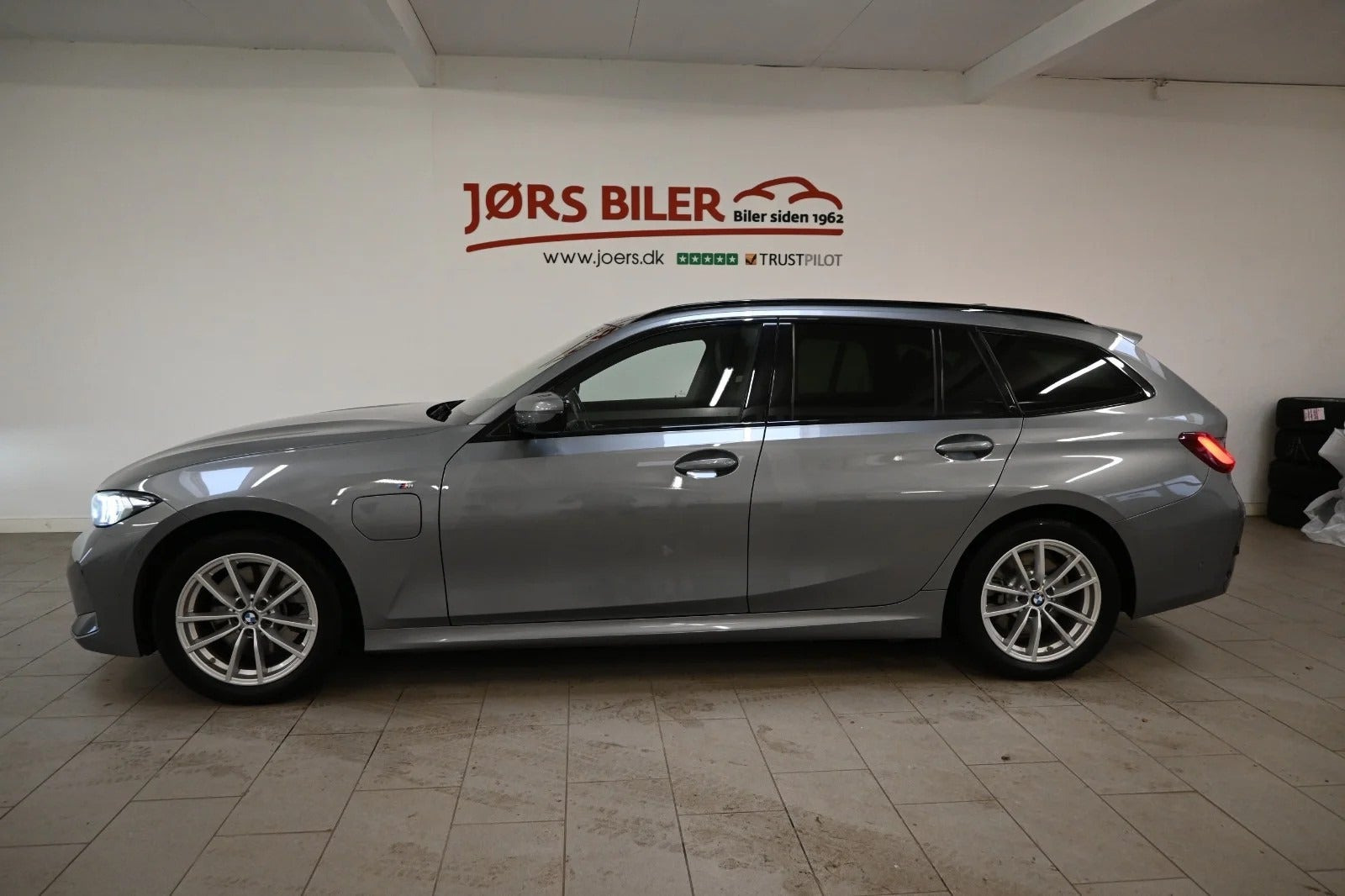 Grå BMW 320e fra 2023