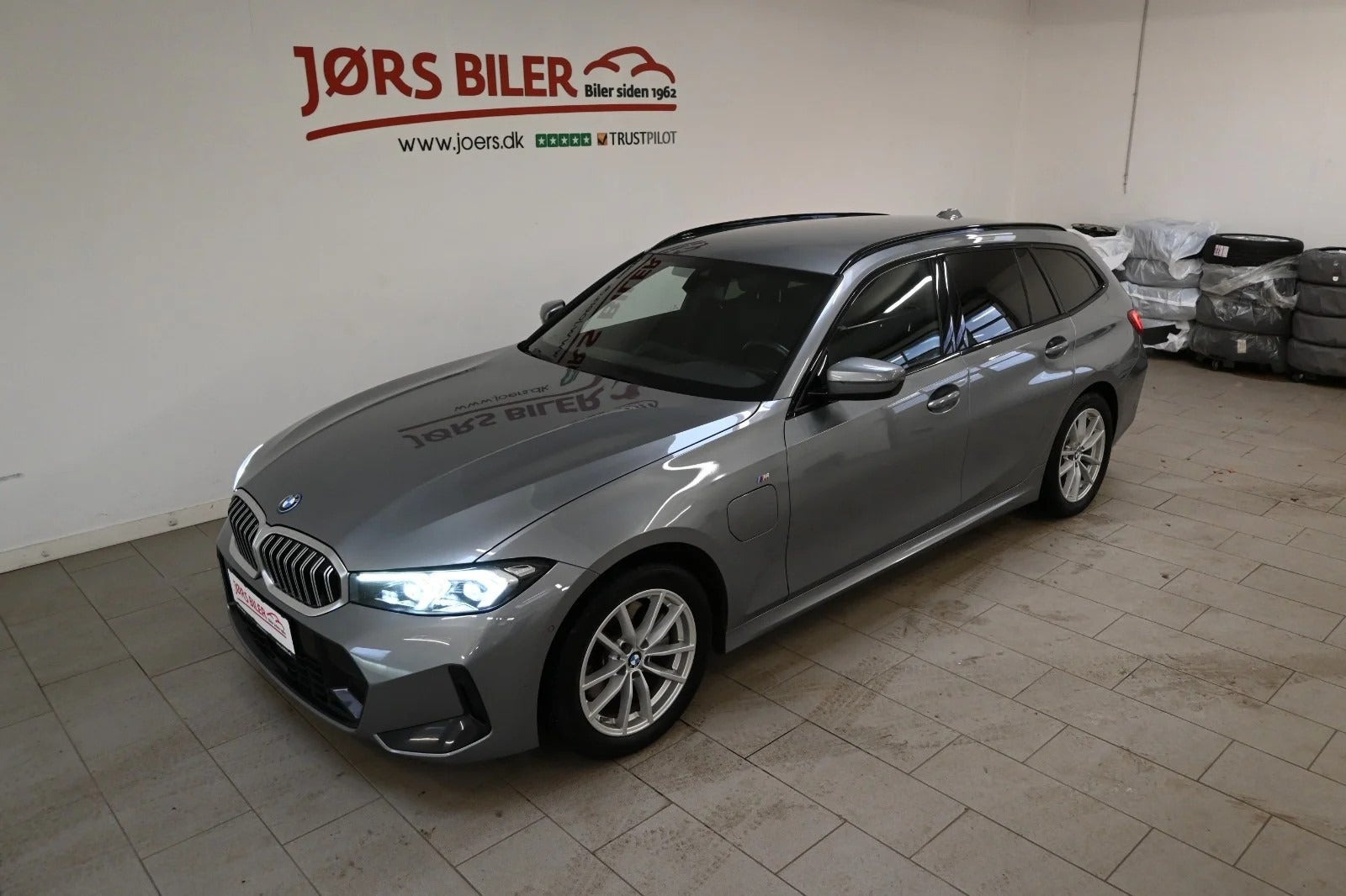 Grå BMW 320e fra 2023