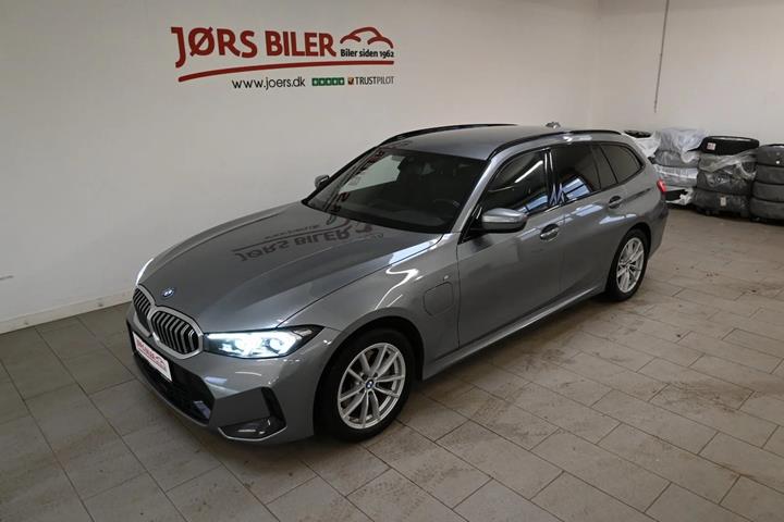 Grå BMW 320e fra 2023