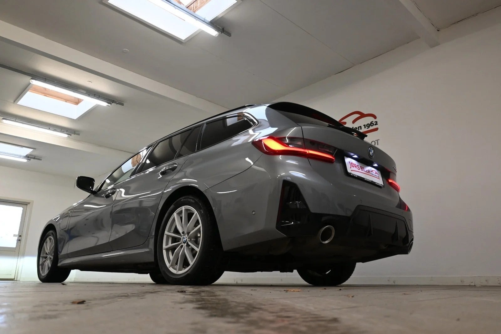 Grå BMW 320e fra 2023