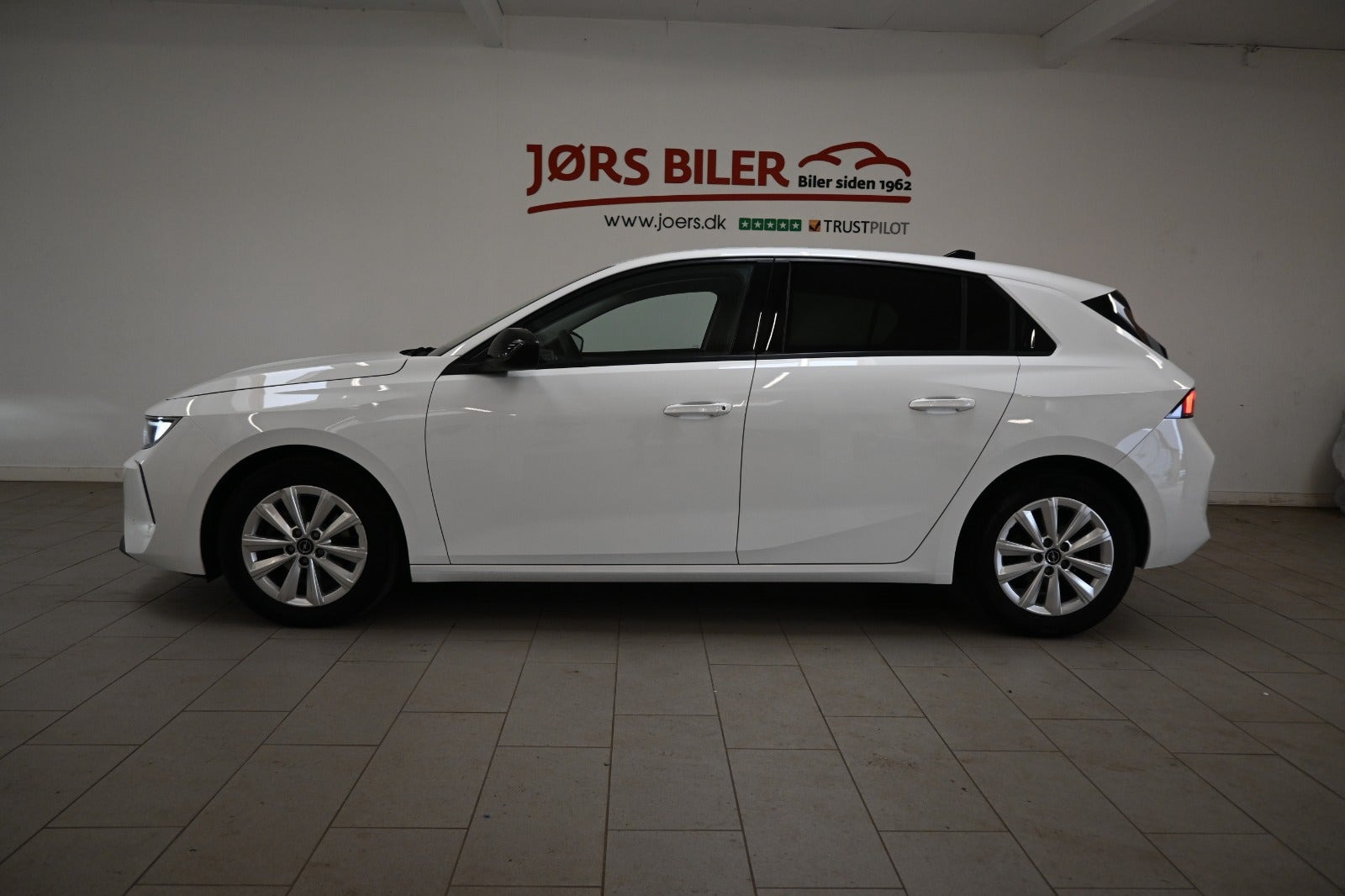 Hvid Opel Astra fra 2022