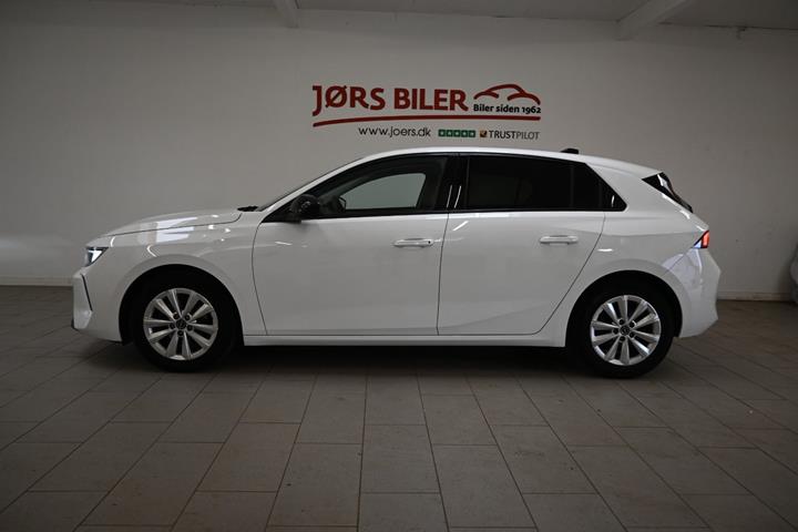 Hvid Opel Astra fra 2022