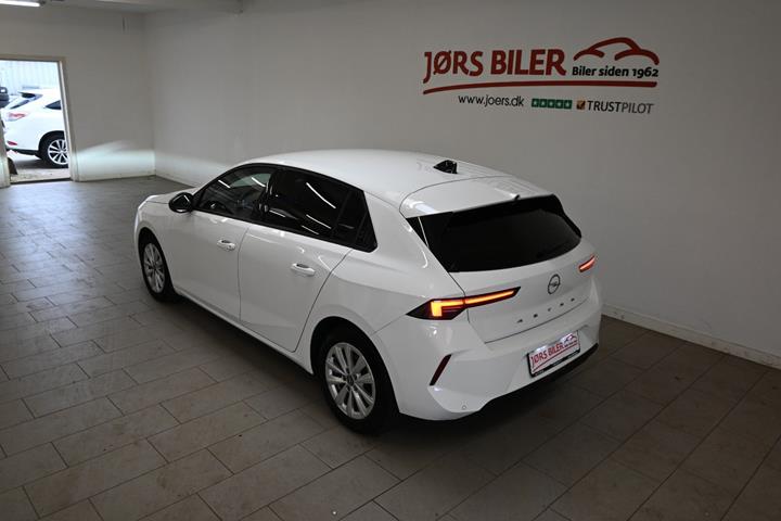 Hvid Opel Astra fra 2022