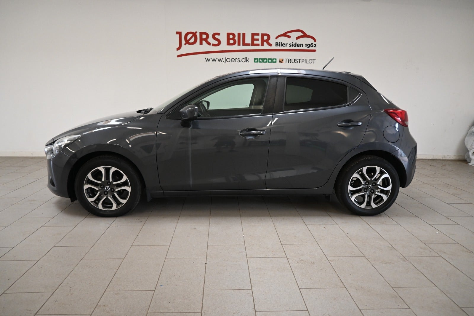 Grå Mazda 2 fra 2017
