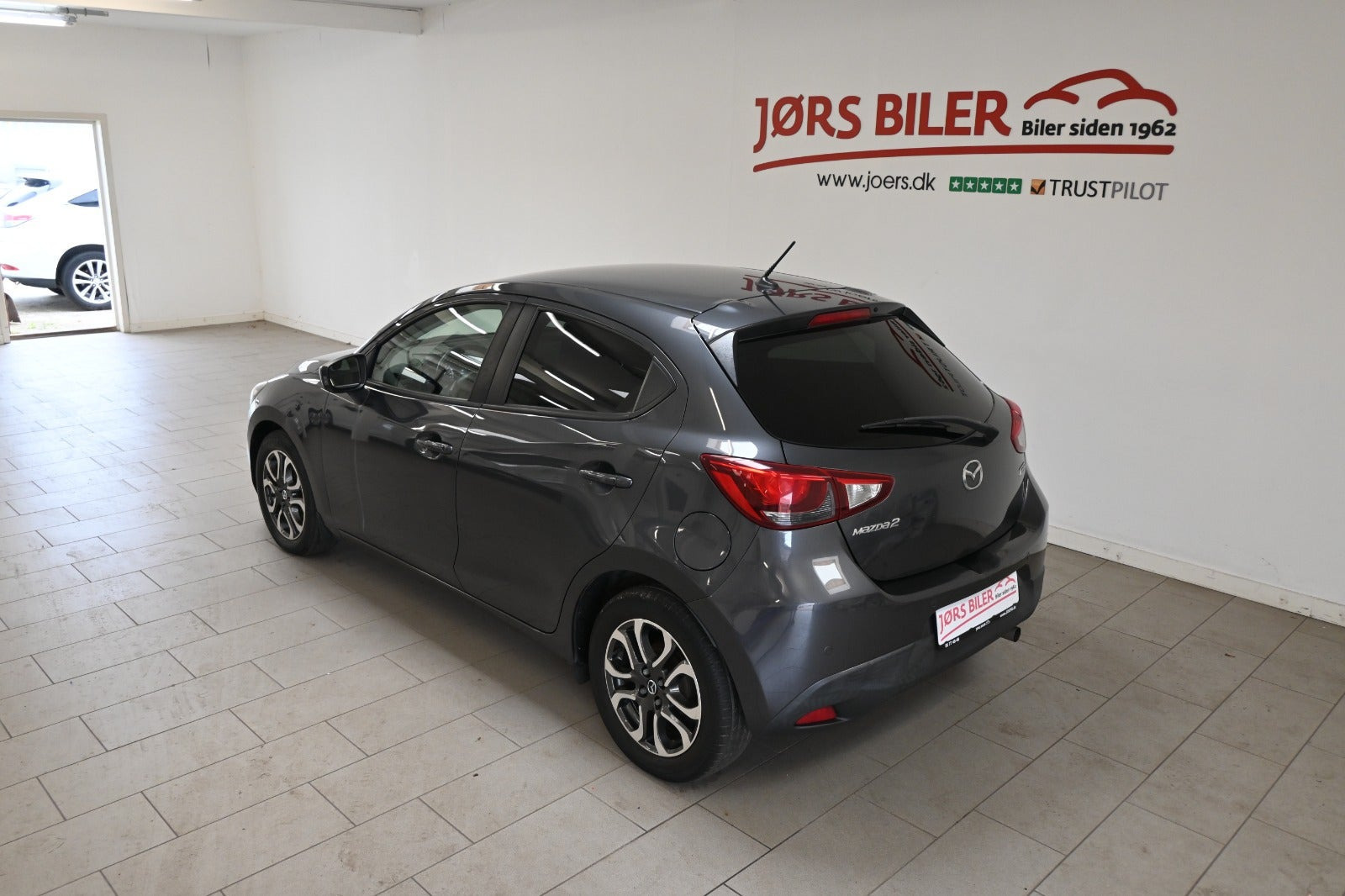Grå Mazda 2 fra 2017