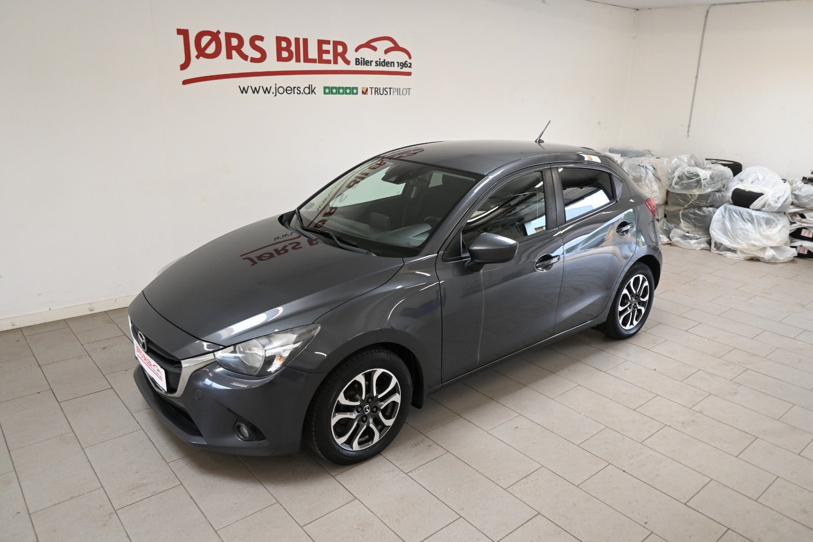 Grå Mazda 2 fra 2017