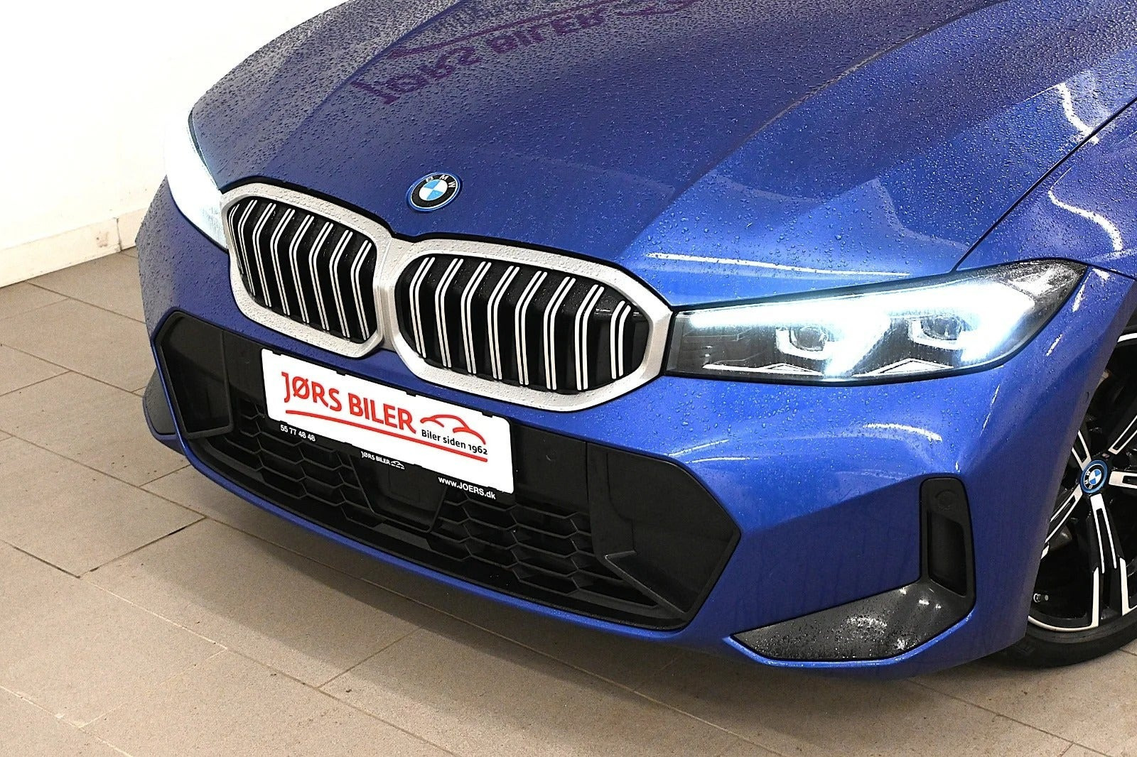 Blå BMW 320e fra 2024
