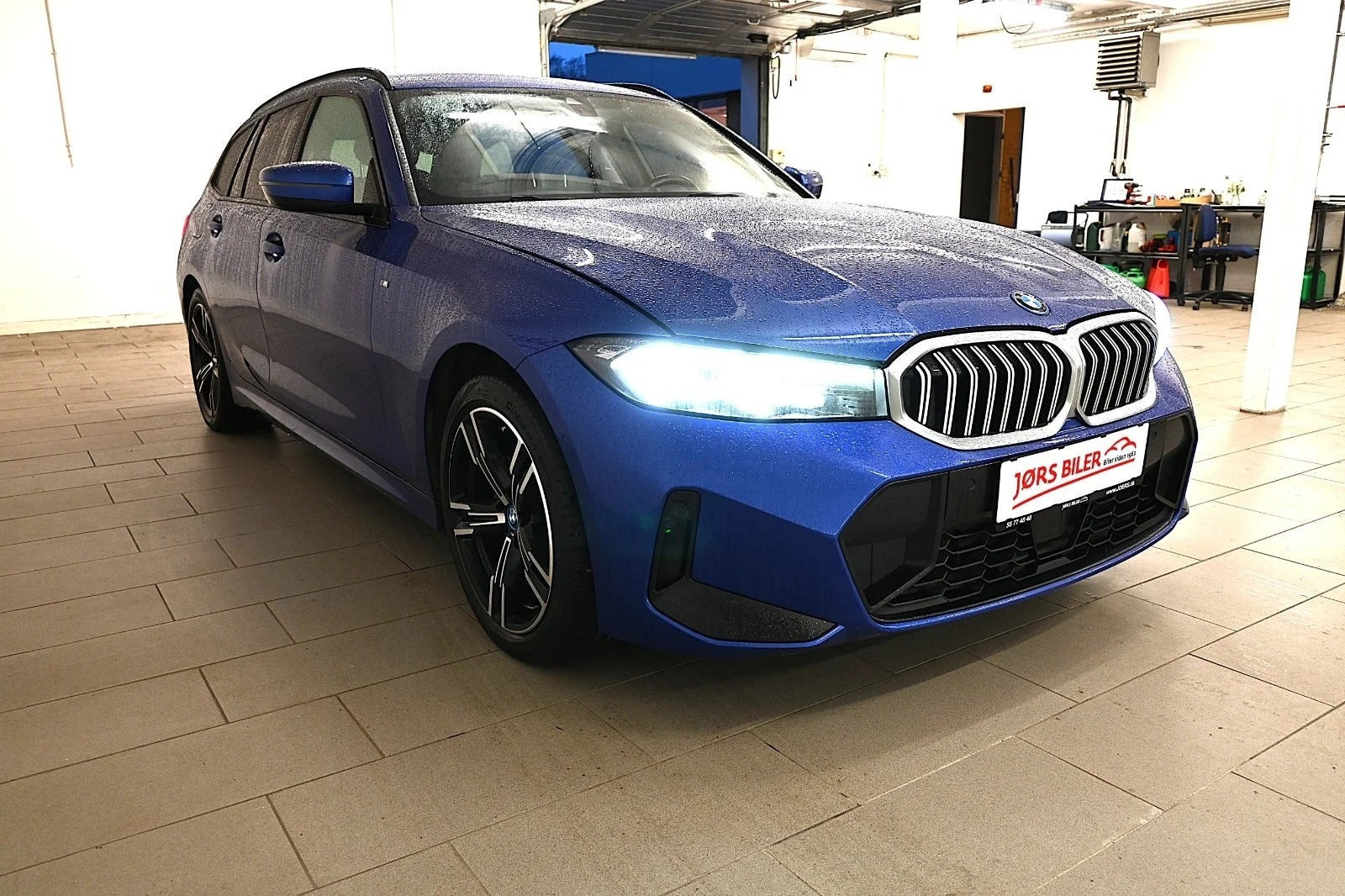Blå BMW 320e fra 2024
