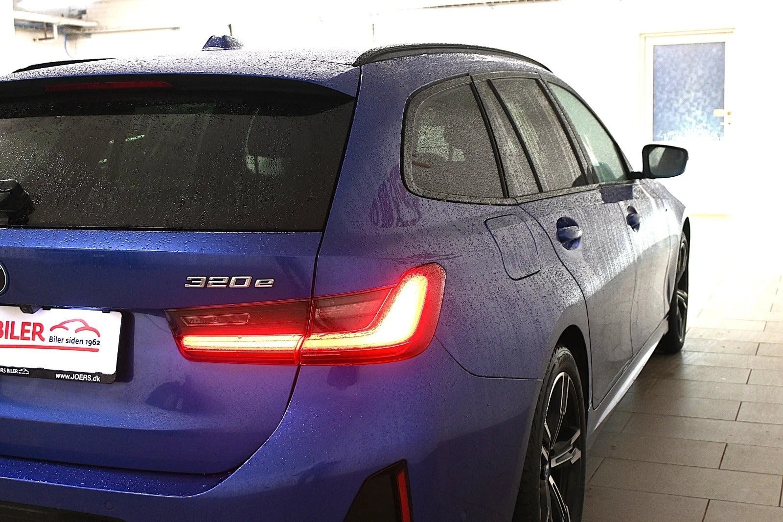 Blå BMW 320e fra 2024