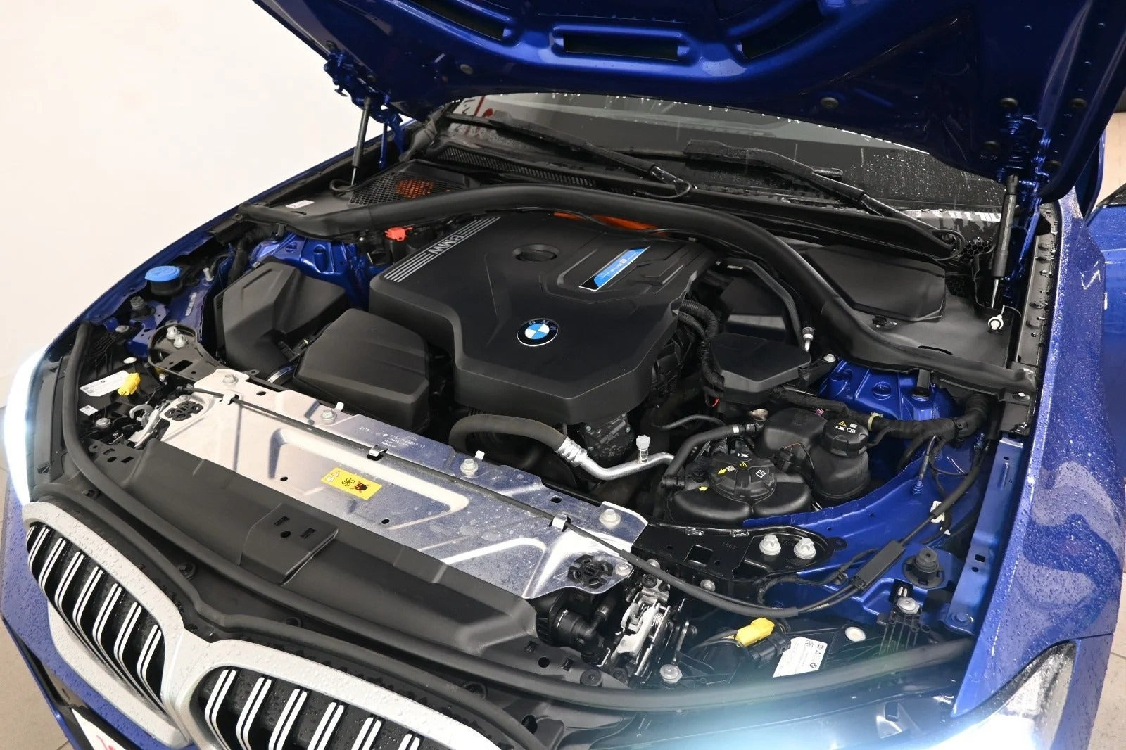 Blå BMW 320e fra 2024