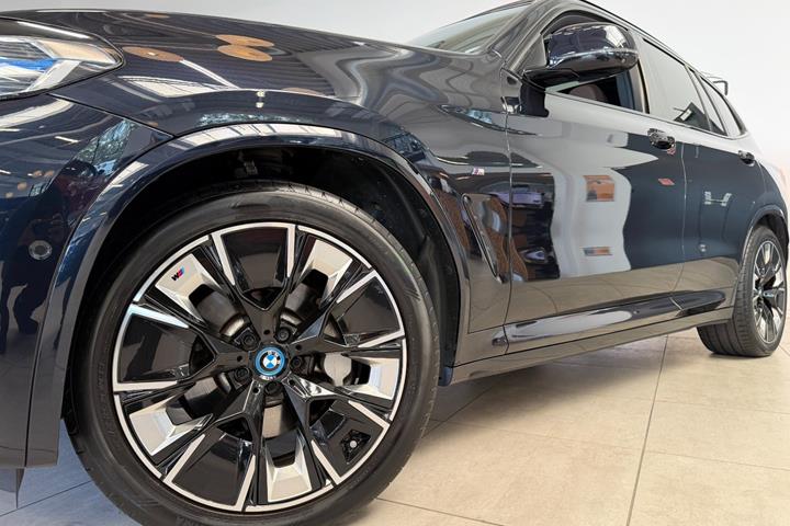 Sort BMW iX3 fra 2023