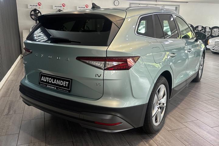Blå Skoda Enyaq fra 2022