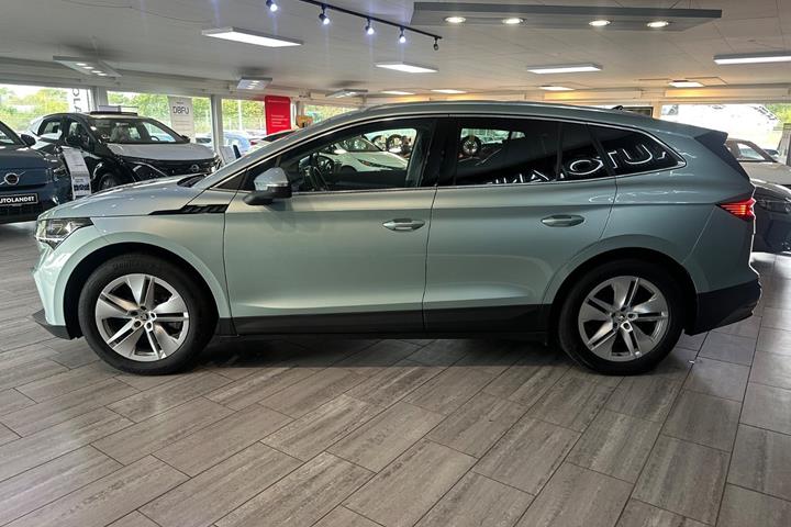 Blå Skoda Enyaq fra 2022