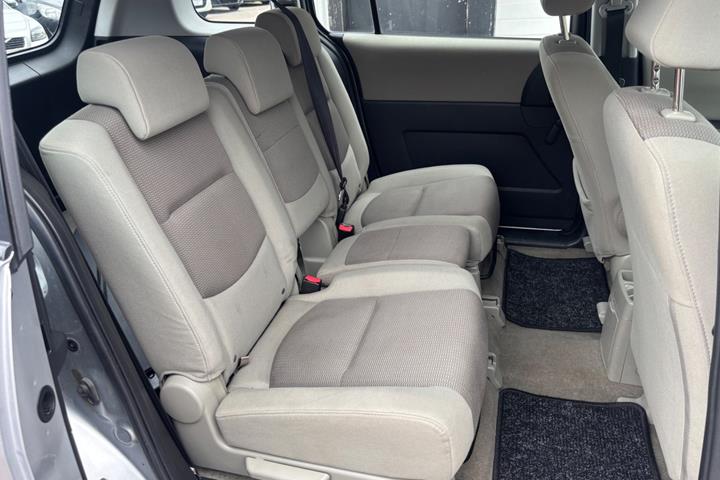Sølv Mazda 5 fra 2008