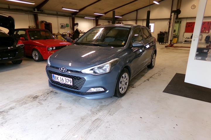 Blå Hyundai i20 fra 2017