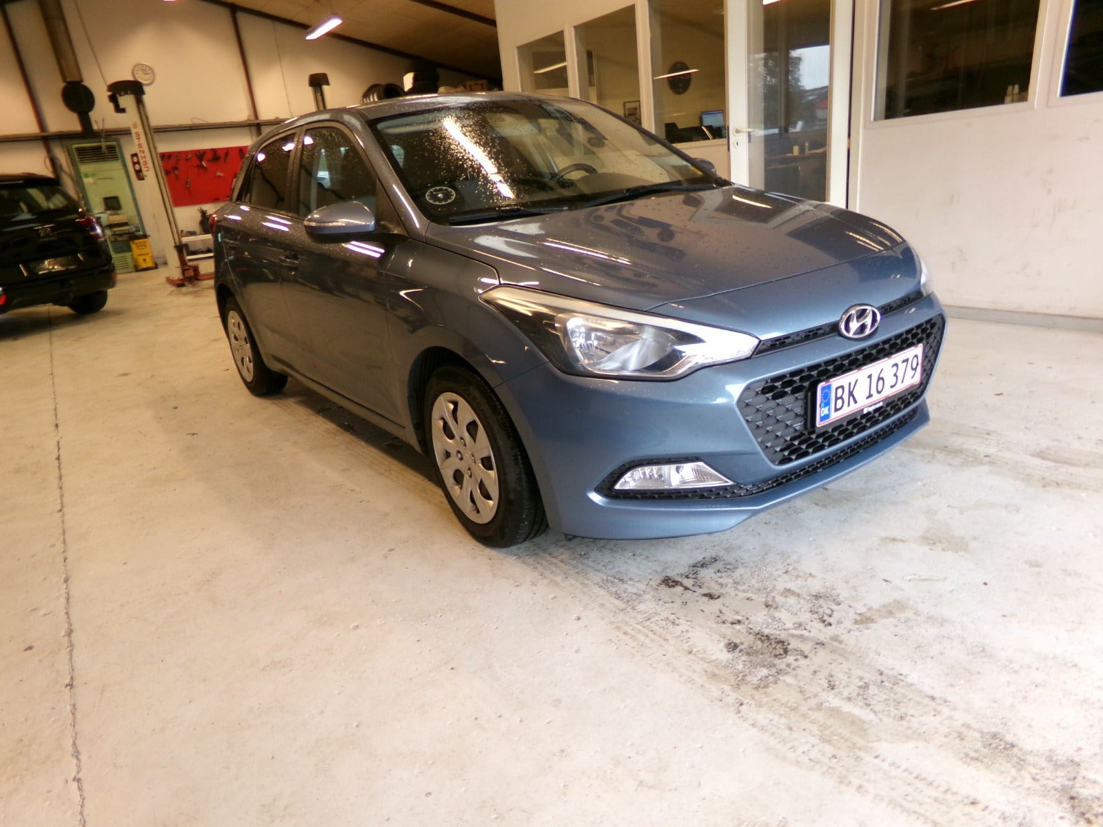 Blå Hyundai i20 fra 2017