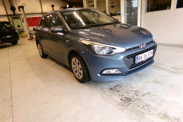 Blå Hyundai i20 fra 2017