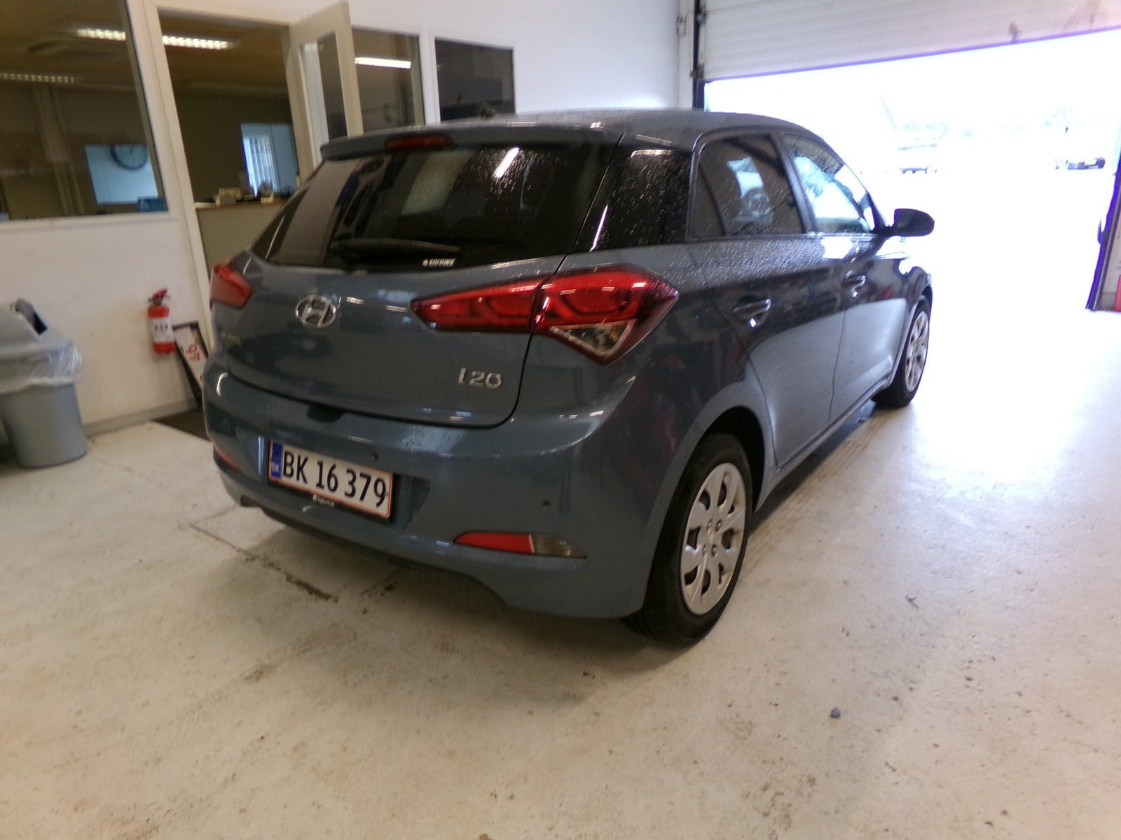 Blå Hyundai i20 fra 2017