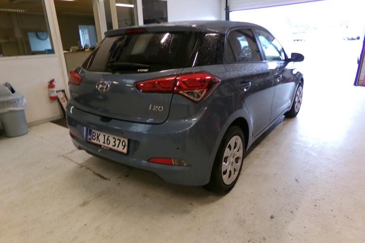 Blå Hyundai i20 fra 2017