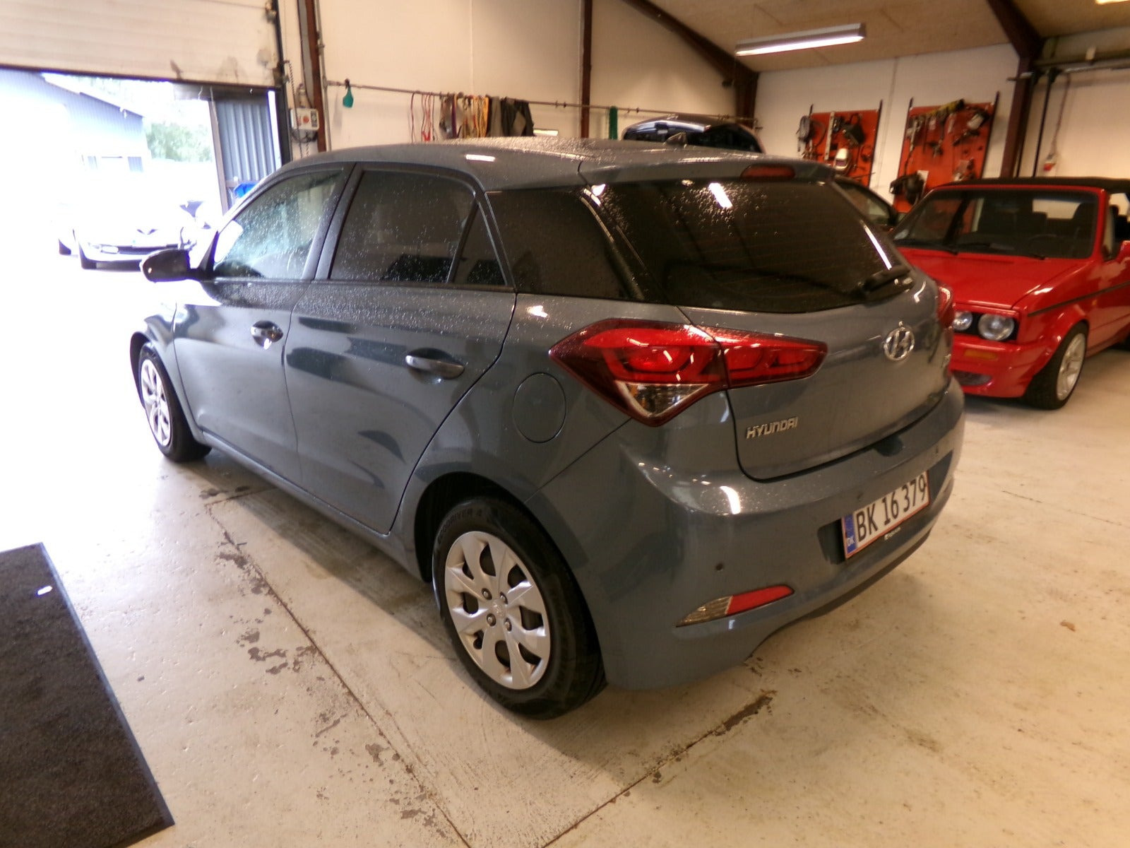 Blå Hyundai i20 fra 2017