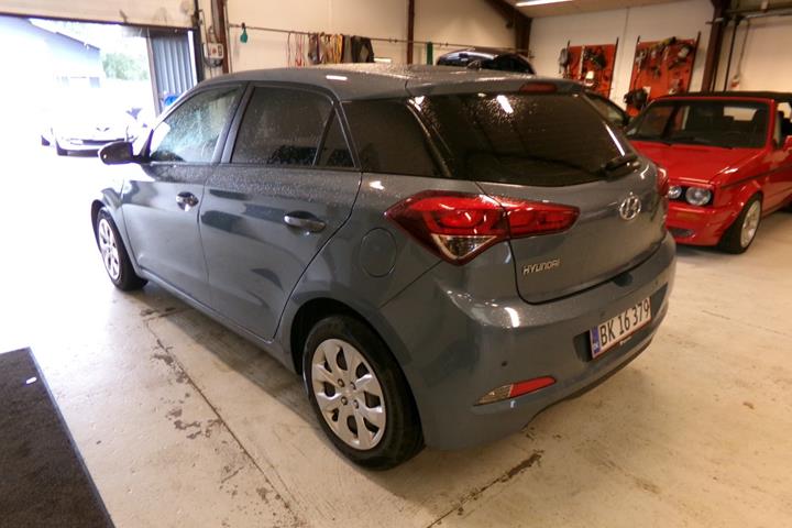 Blå Hyundai i20 fra 2017