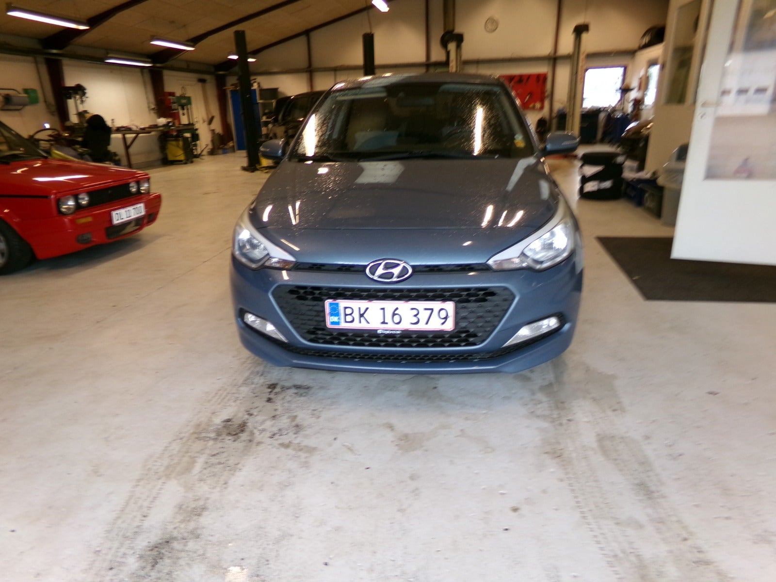 Blå Hyundai i20 fra 2017