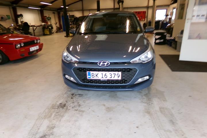 Blå Hyundai i20 fra 2017
