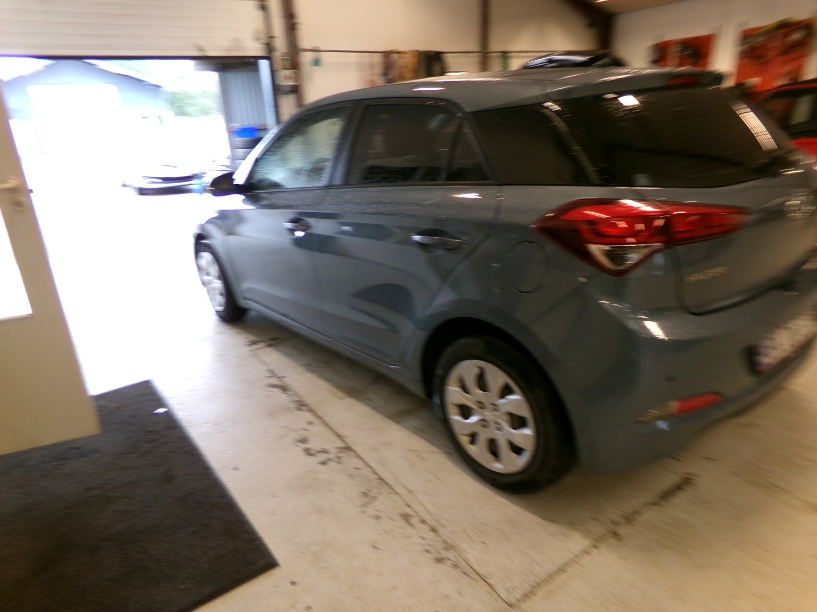 Blå Hyundai i20 fra 2017