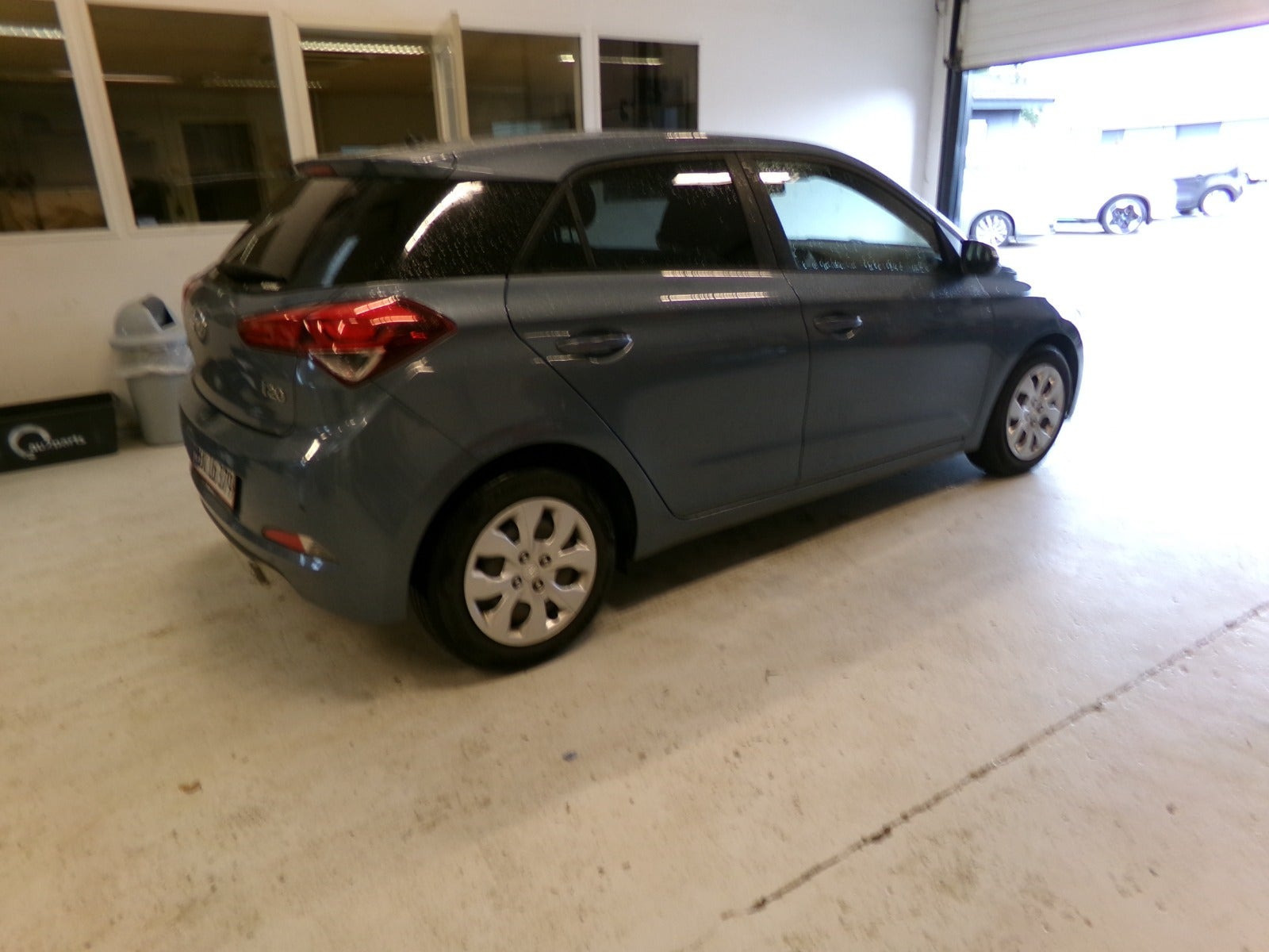 Blå Hyundai i20 fra 2017