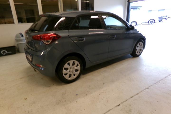 Blå Hyundai i20 fra 2017