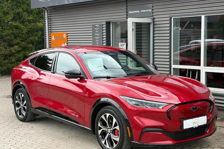 Rød Ford Mustang Mach-E fra 2021