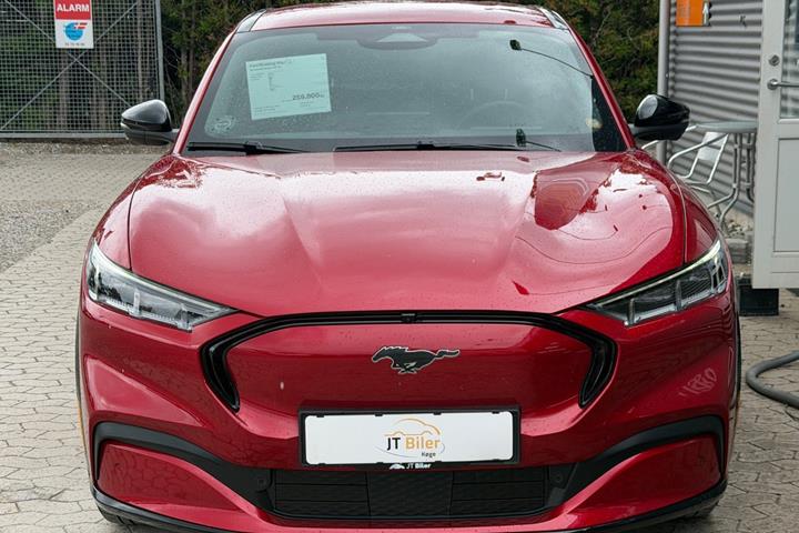 Rød Ford Mustang Mach-E fra 2021
