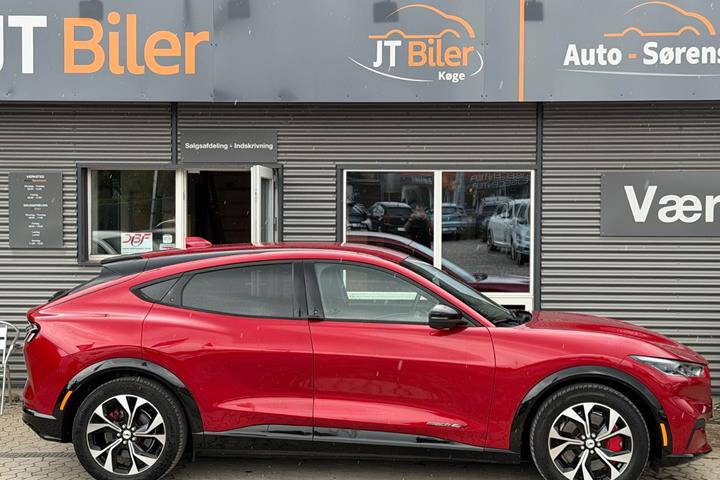 Rød Ford Mustang Mach-E fra 2021
