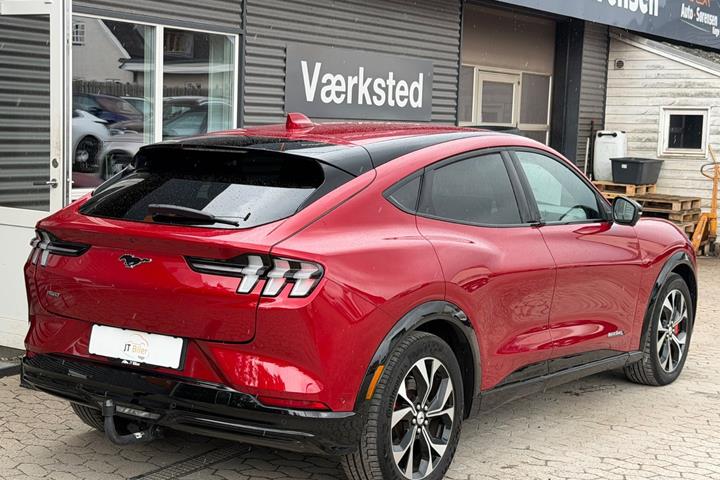 Rød Ford Mustang Mach-E fra 2021