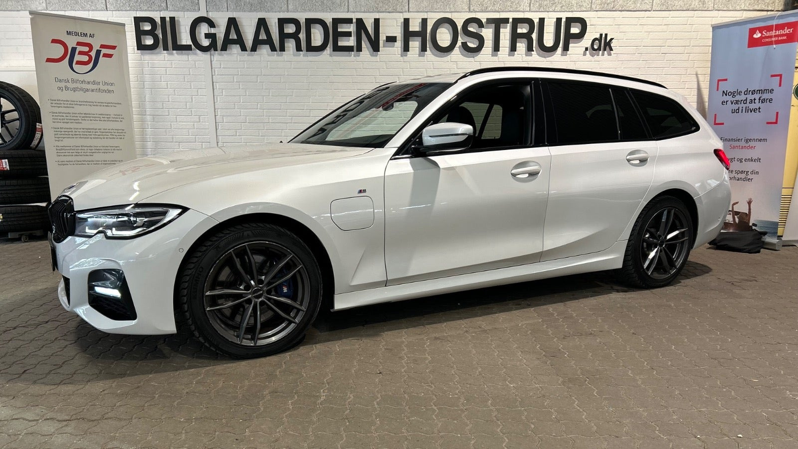 Hvid BMW 330e fra 2020