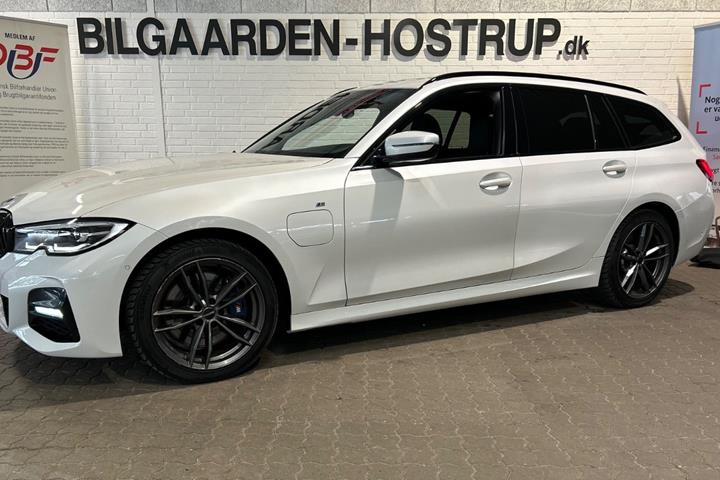 Hvid BMW 330e fra 2020