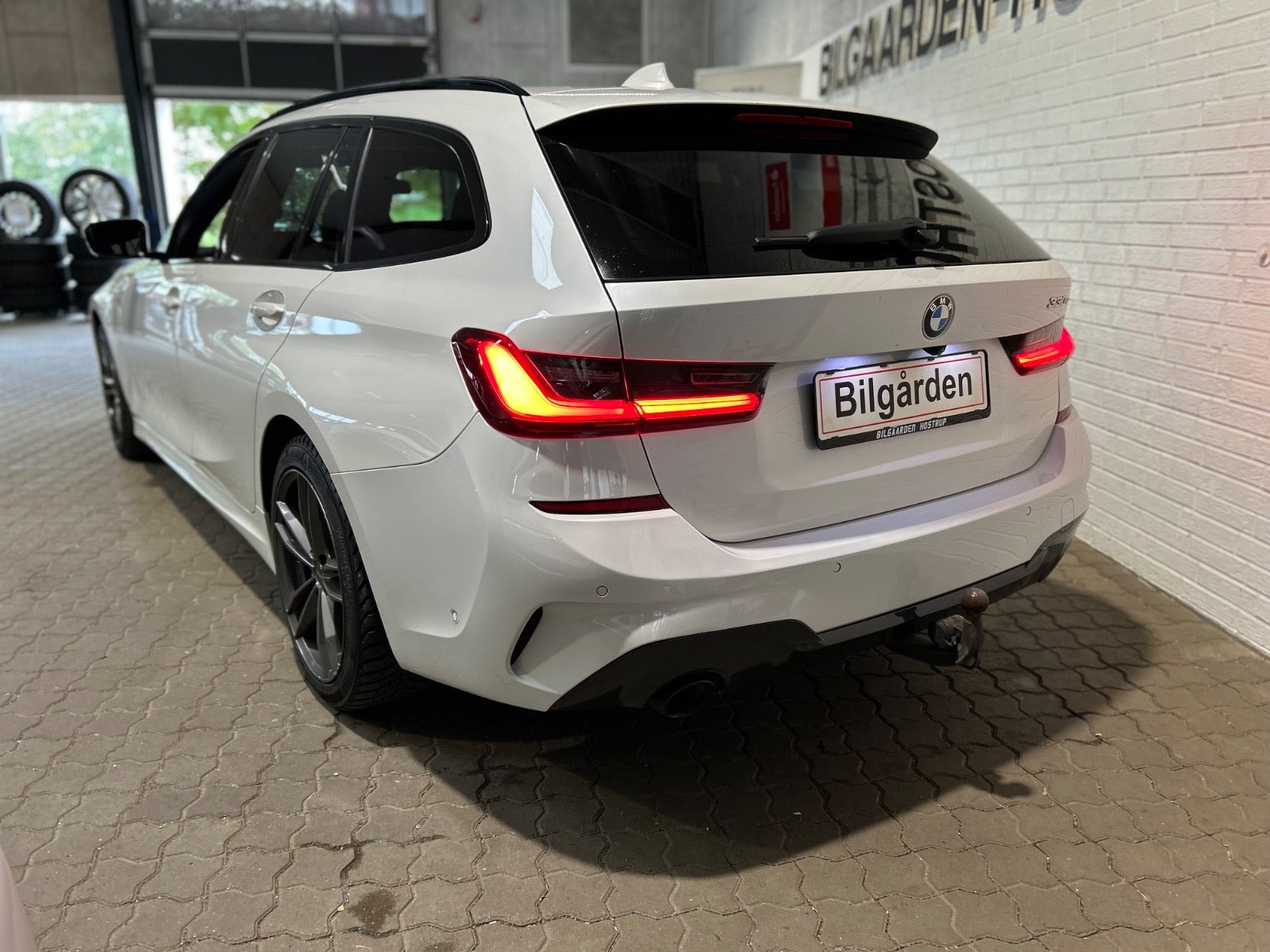 Hvid BMW 330e fra 2020