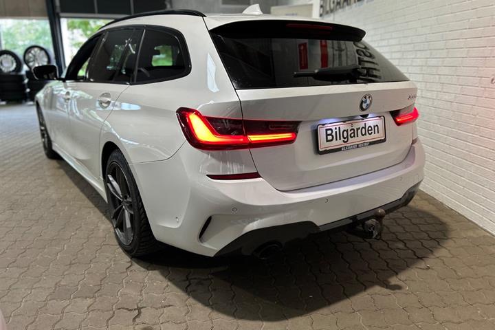 Hvid BMW 330e fra 2020