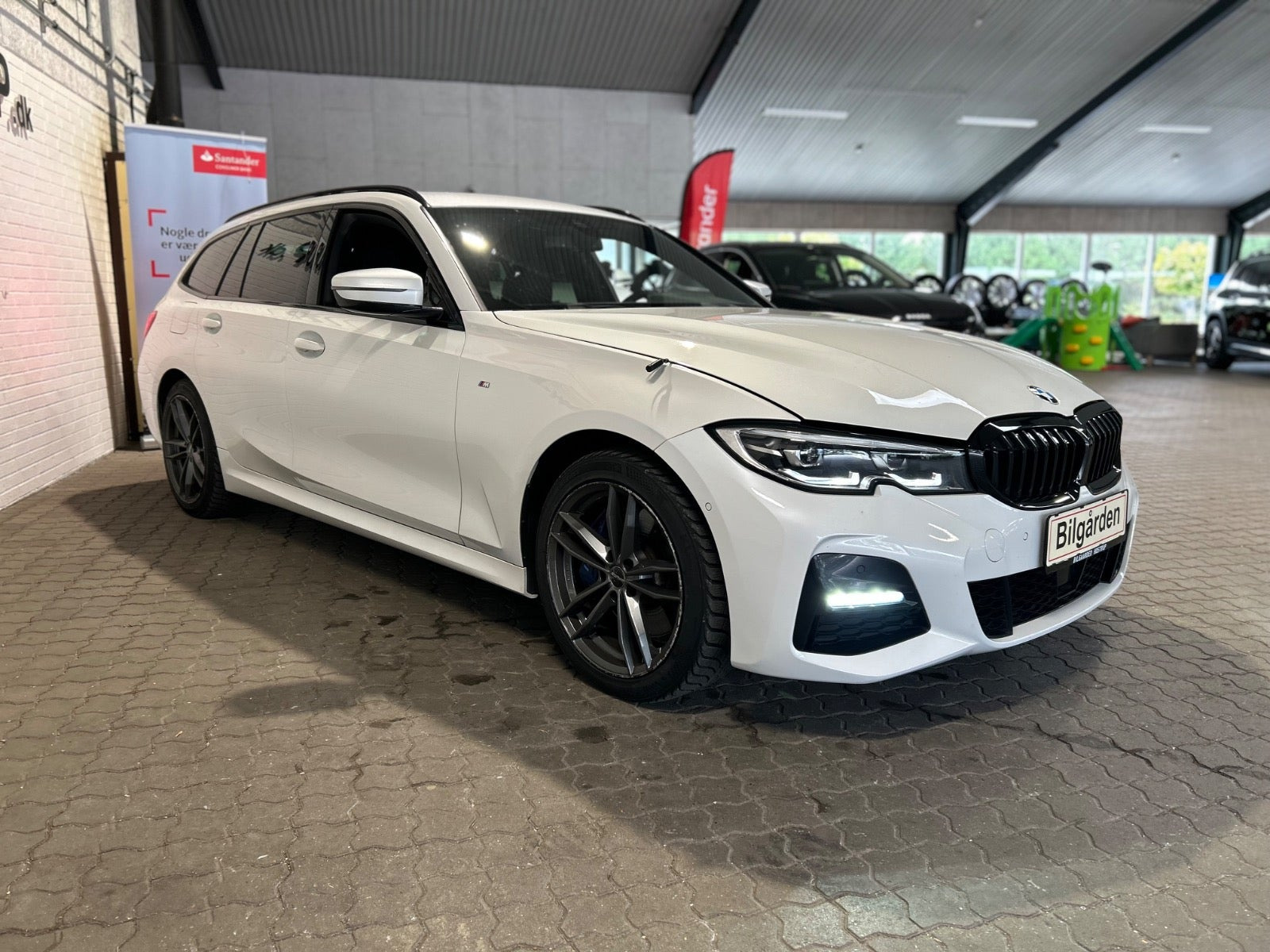 Hvid BMW 330e fra 2020