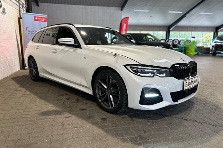 Hvid BMW 330e fra 2020