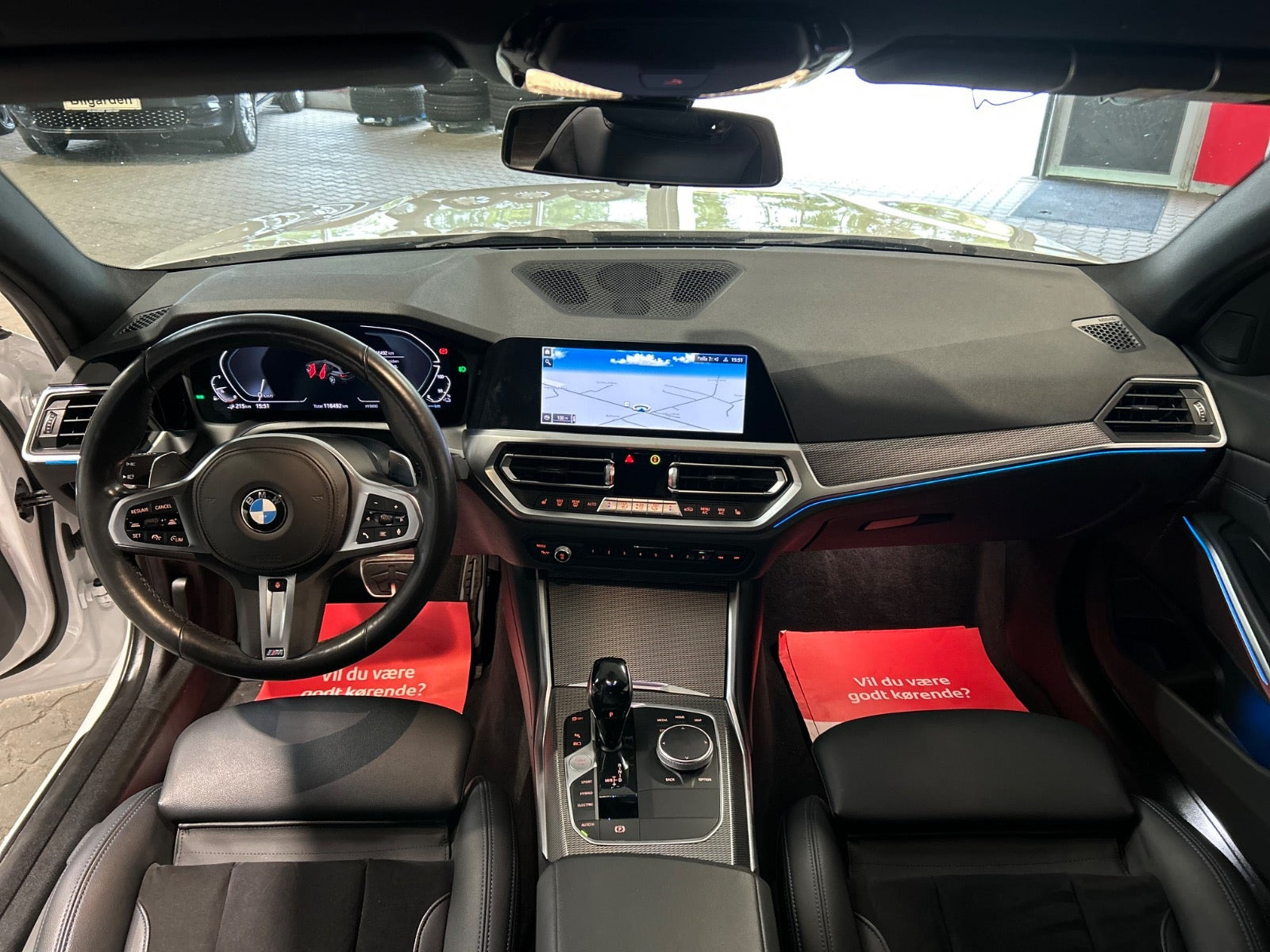 Hvid BMW 330e fra 2020