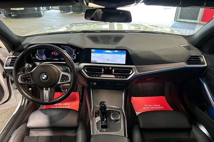 Hvid BMW 330e fra 2020