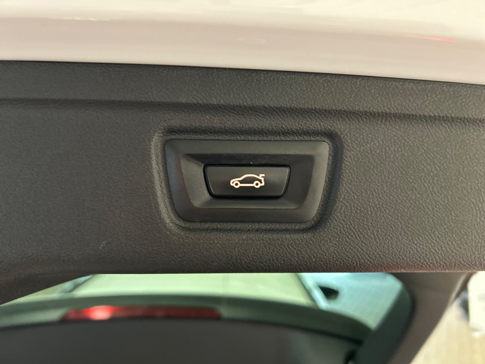 Hvid BMW 330e fra 2020