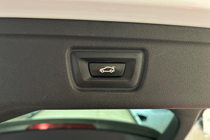 Hvid BMW 330e fra 2020